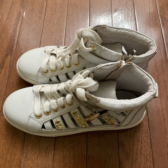 White sneakers with studs and decorative metal detailing. - Picture 6 of 7